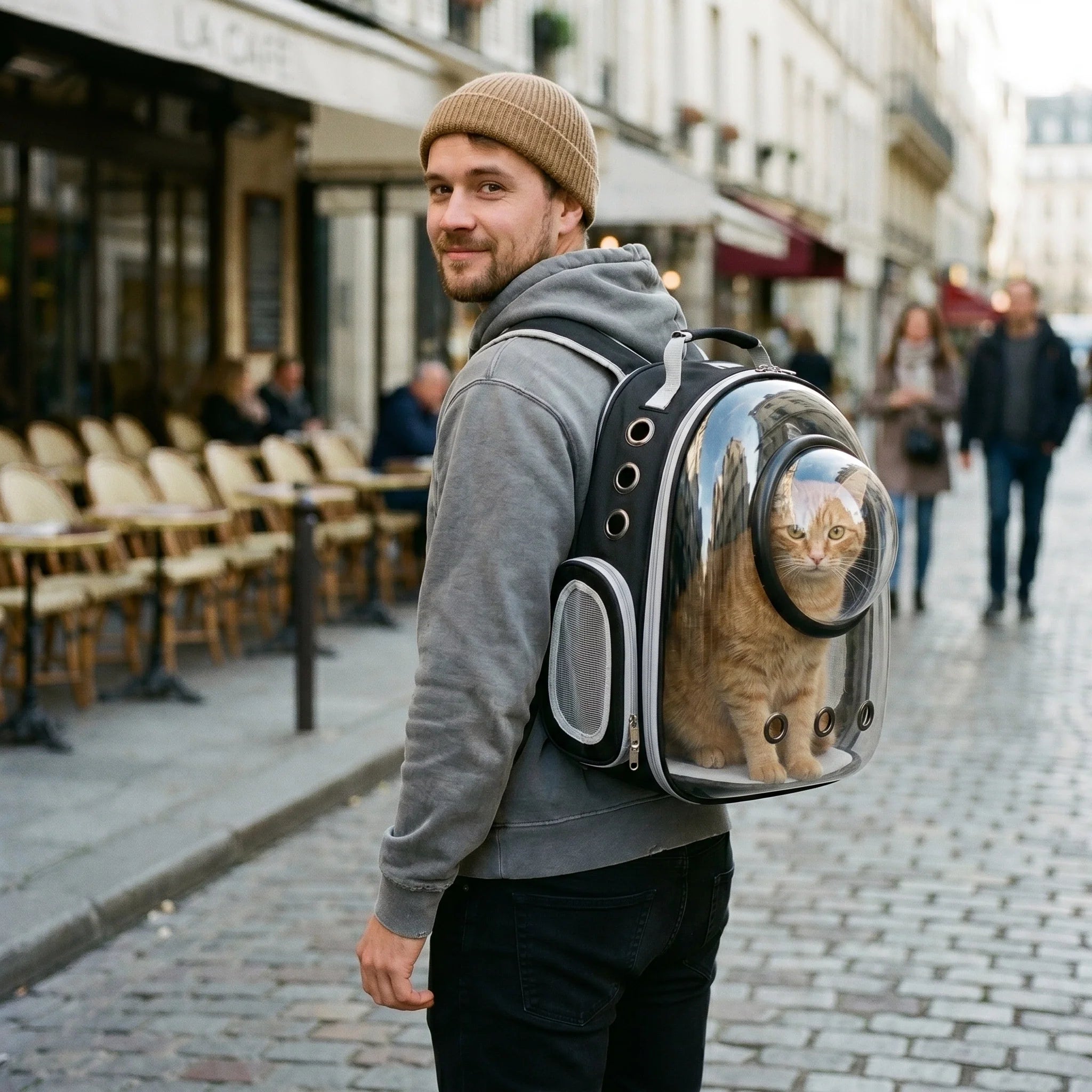 sac-a-dos-chat-transparent-homme-paris-rue-haussmannienne-chat-roux-hublot-balade-urbaine