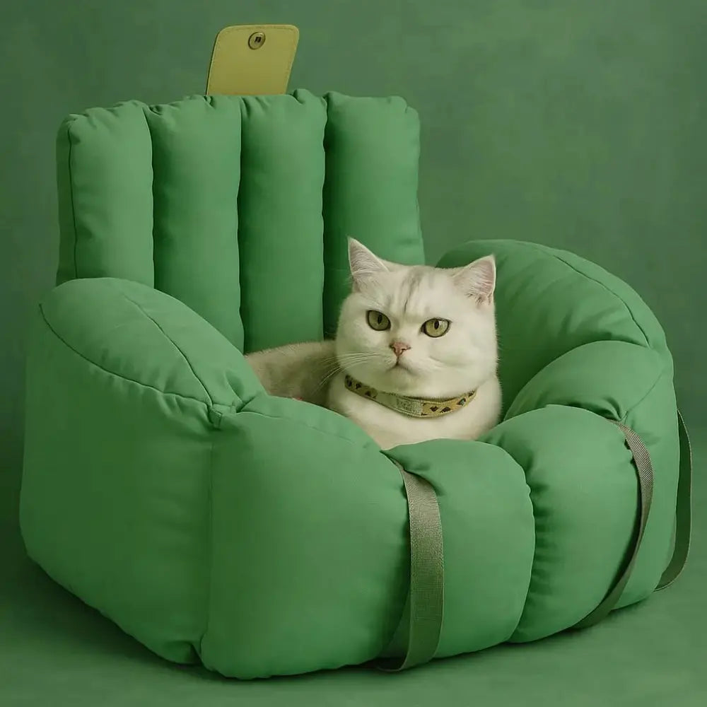 Chat installé confortablement dans un sac de transport vert pratique et sécurisé.