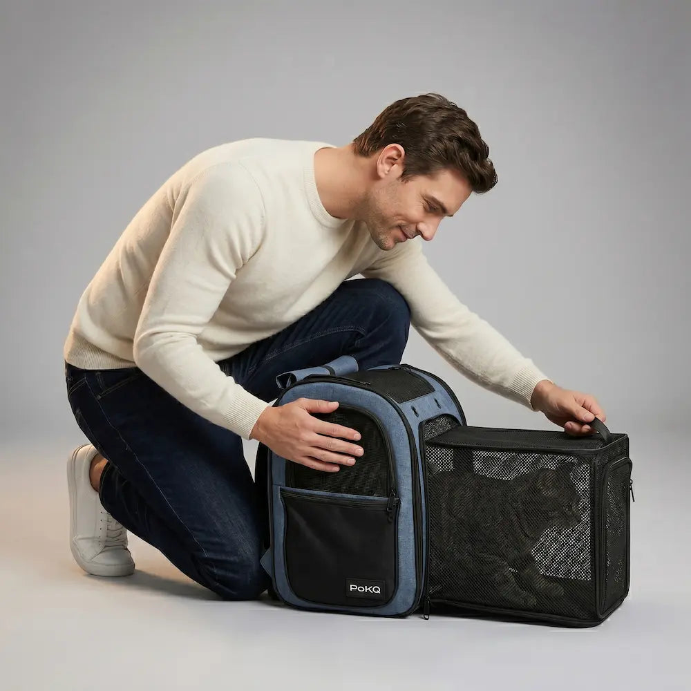Homme agenouillé manipulant la fermeture éclair de la partie extensible du sac à dos pour chat posé au sol.