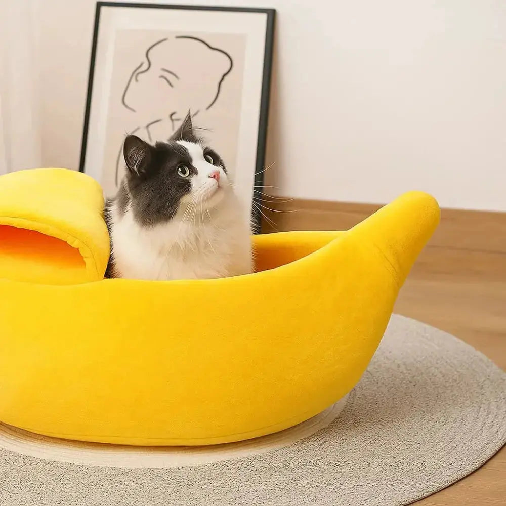 lit pour chat en forme de banane semi-fermée, couchage ludique et douillet pour chats et petits animaux.