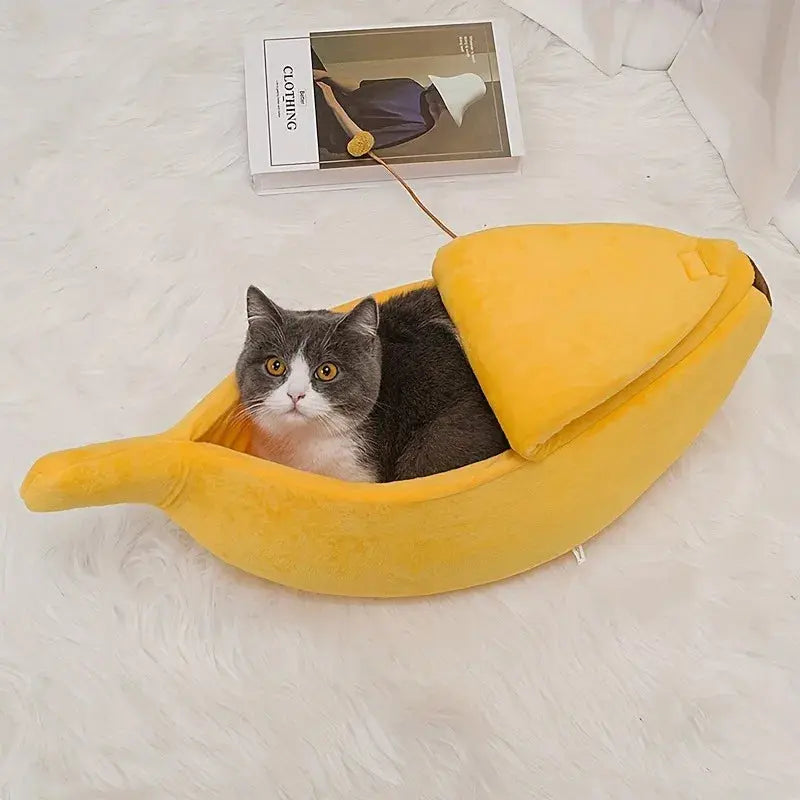 panier pour chat en forme de banane avec ouverture rabattable, couchage moelleux et sécurisant pour chats.