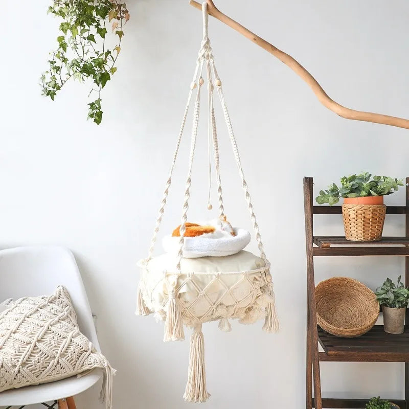 Panier chat en hauteur en macramé suspendu avec coussin, idéal comme couchage en hauteur pour chat dans une décoration naturelle