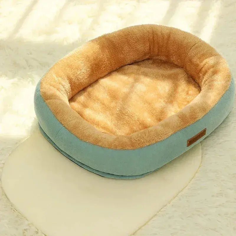 Panier rond beige en peluche douce, conçu pour offrir chaleur et confort au chat.