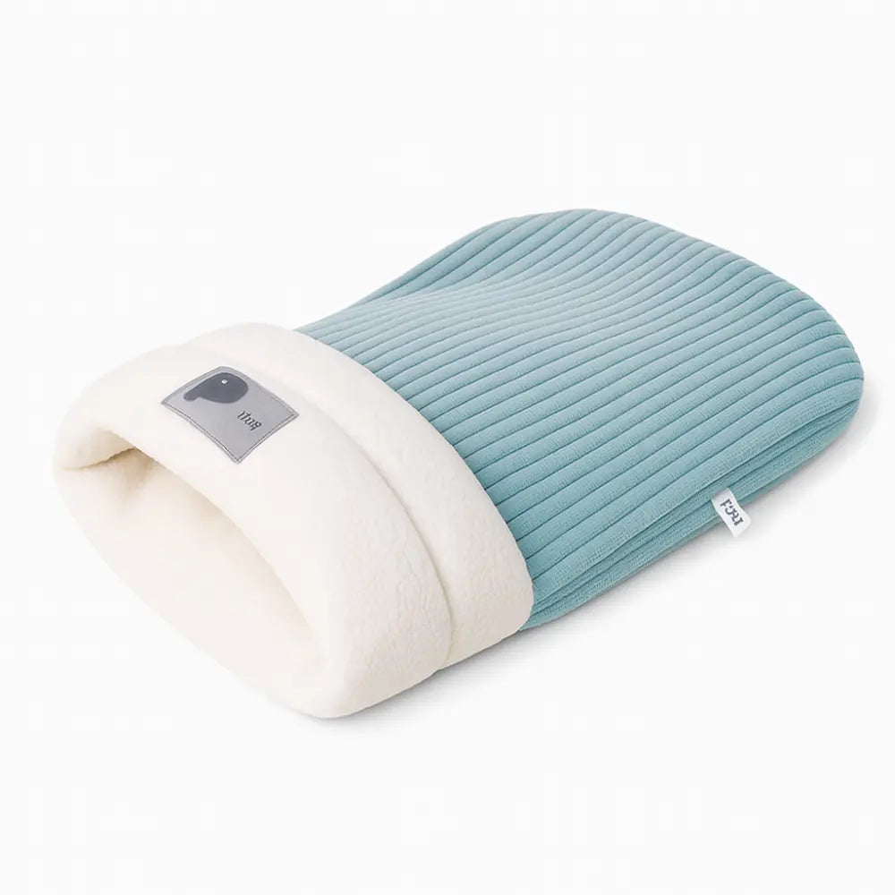 Panier pour chat en forme de sac de couchage bleu clair et blanc, doux et moelleux, idéal pour offrir chaleur et confort à votre animal.