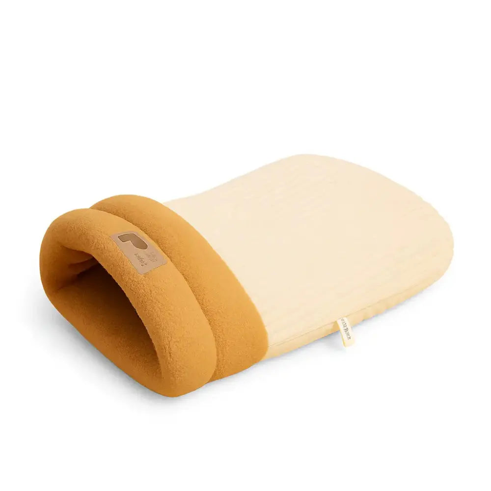 Panier pour chat en forme de sac de couchage beige et moutarde, doux et chaud, idéal pour offrir confort et sécurité à votre animal.