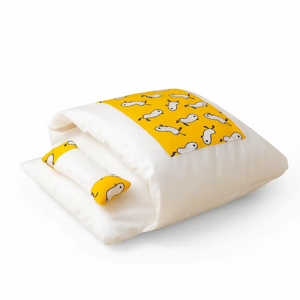 Panier pour chat en forme de sac de couchage jaune et blanc, doux et moelleux, idéal pour offrir confort et chaleur à votre chat.