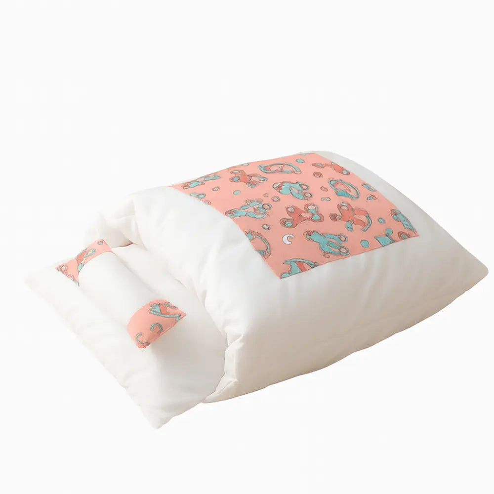 Panier pour chat en forme de sac de couchage rose et blanc, doux et confortable, idéal pour offrir chaleur et sécurité à votre animal.