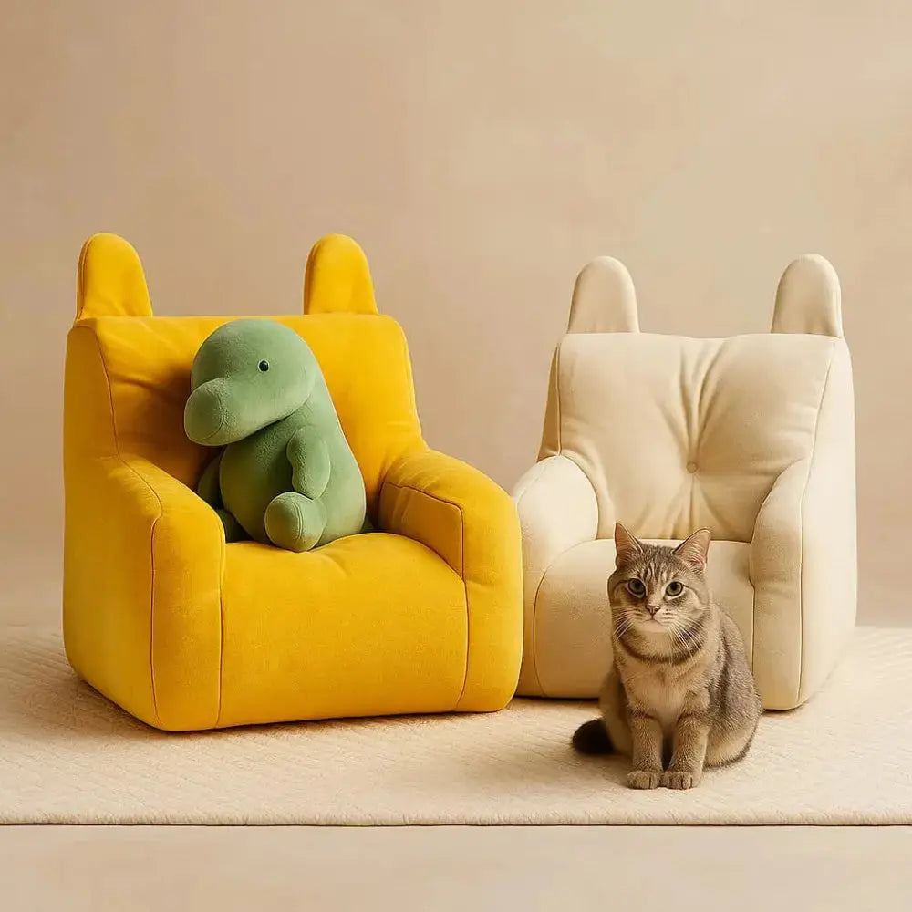 Sofa pour chat jaune utilisé par deux chats, offrant confort et soutien pour le repos.