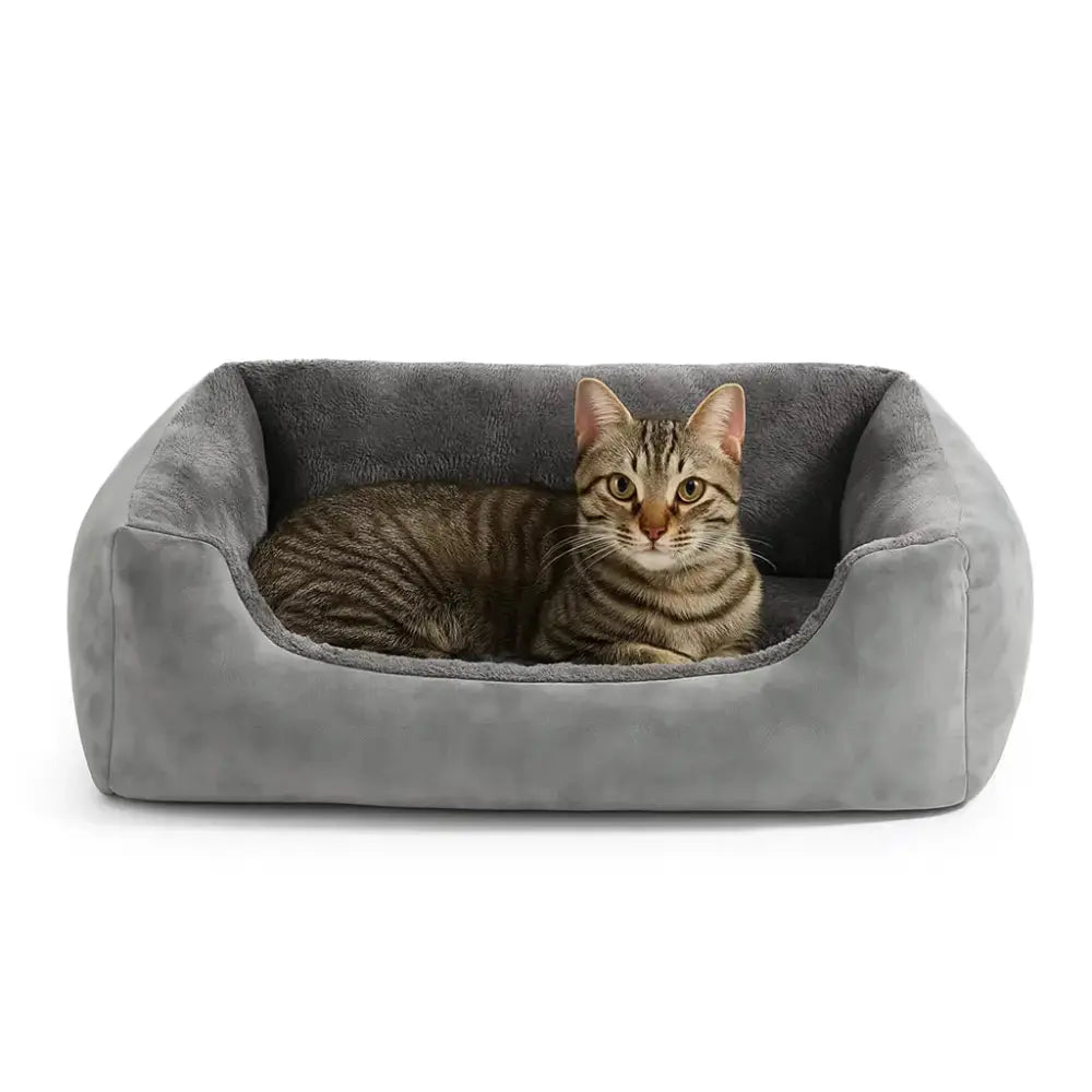 Panier pour chat confortable de couleur grise avec coussin moelleux, idéal pour offrir chaleur et bien-être à ton chat.