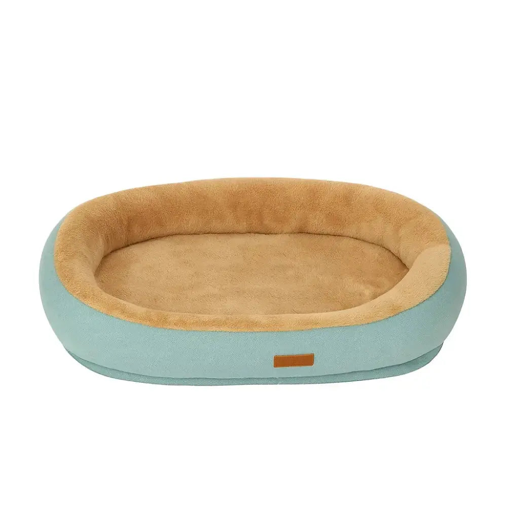 Panier pour chat ovale en tissu bleu et intérieur doux couleur miel, offrant un couchage moelleux et confortable pour le repos du chat.