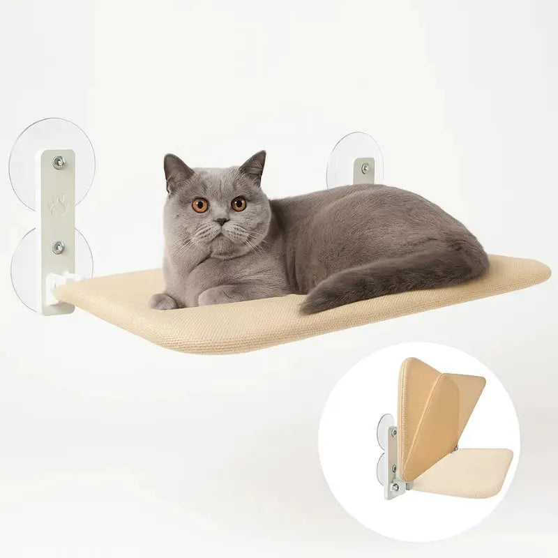 Chat allongé sur un hamac de fenêtre beige à ventouses