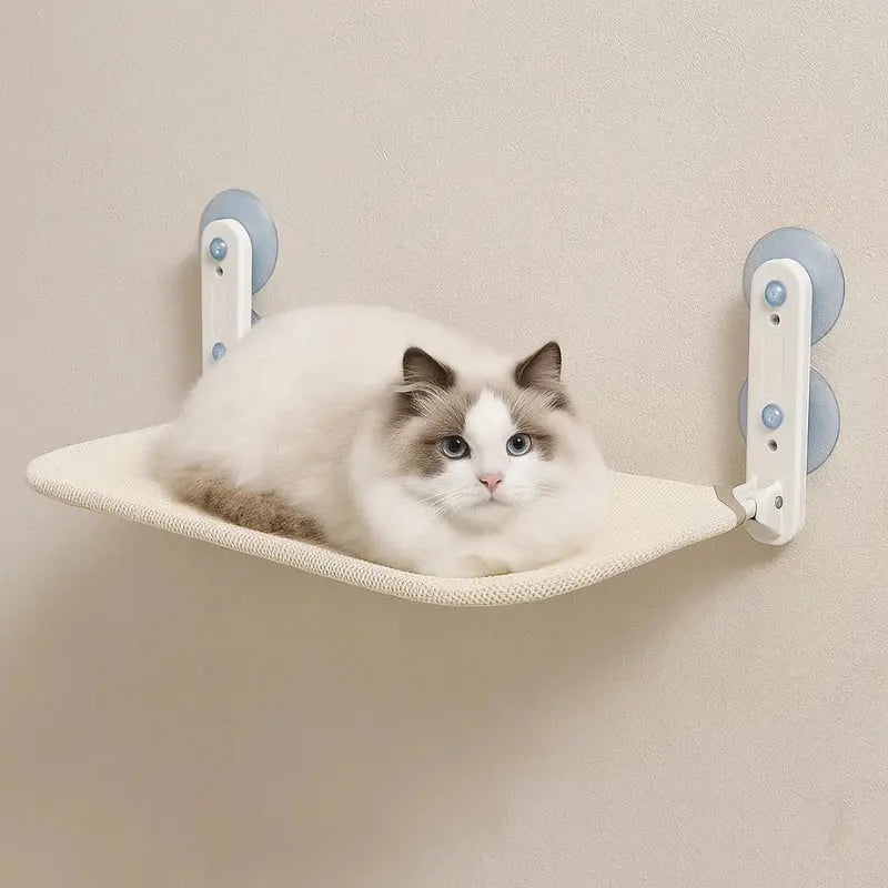 Hamac de fenêtre beige fixé au mur avec un chat couché