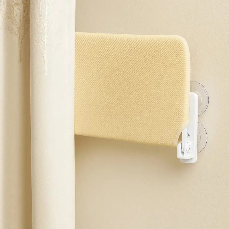 Vue latérale du hamac de fenêtre beige fixé sur surface verticale