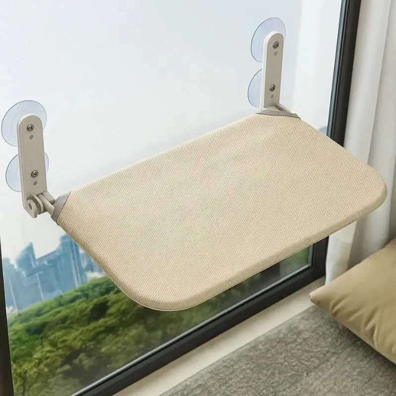 Hamac de fenêtre beige fixé sur vitre avec ventouses