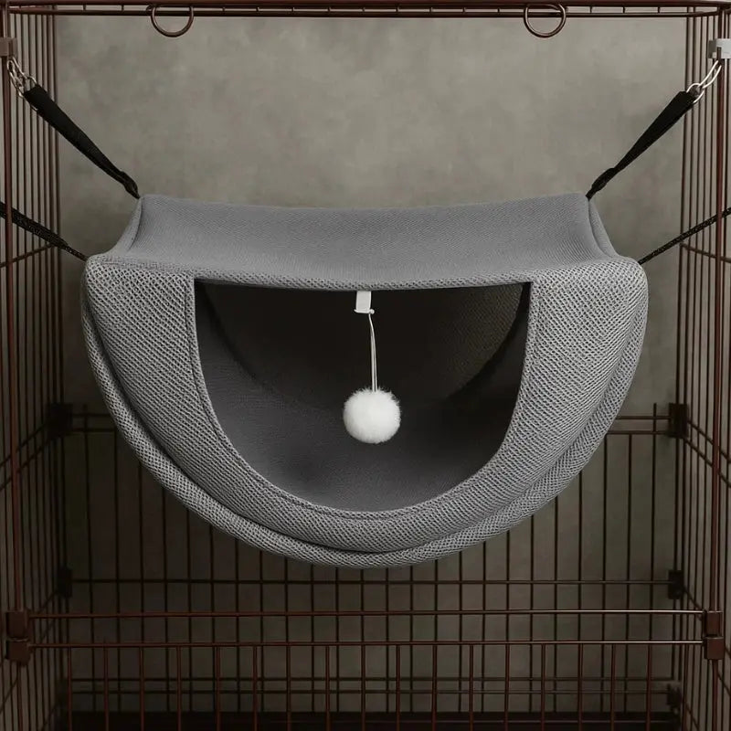 Hamac suspendu gris fixé sur une cage avec crochets métalliques