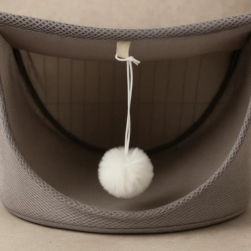 Vue intérieure du hamac pour chat avec balle pendante