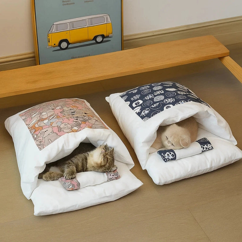 Deux chats reposant dans un sac de couchage pour chat