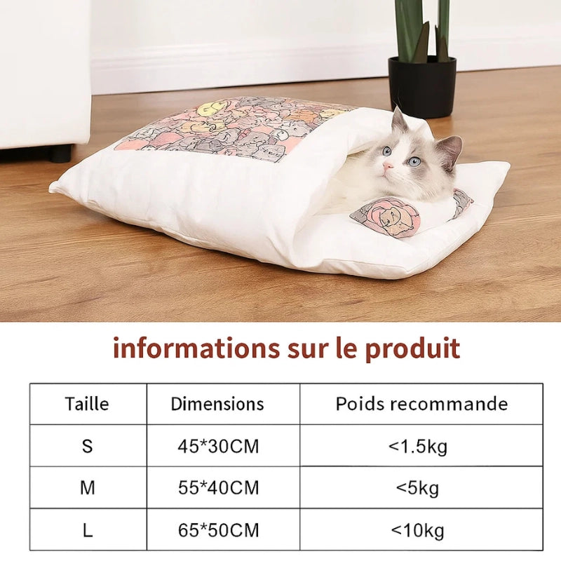 Chat couché dans un sac de couchage blanc à motifs fleurs