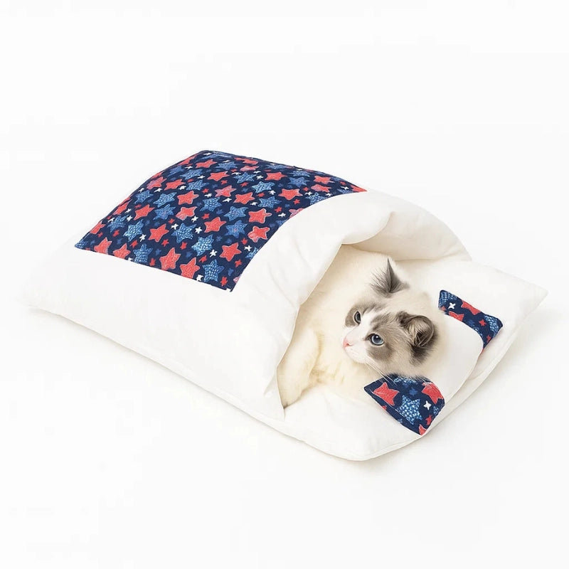 Chat allongé dans un sac de couchage bleu pour chat
