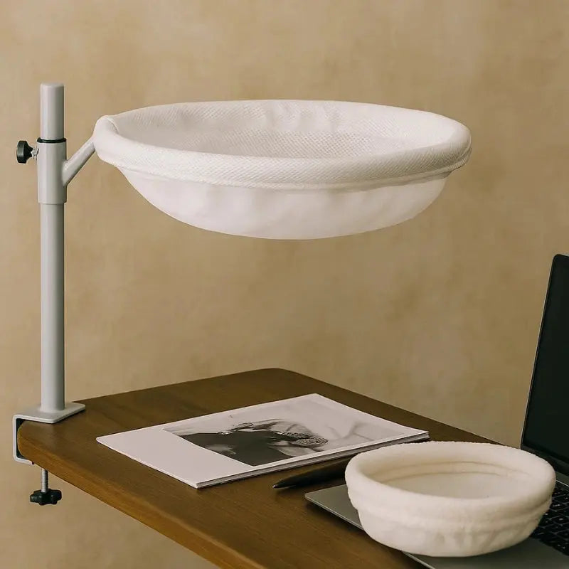 Version blanche du panier suspendu pour chat installée sur un plateau de bureau