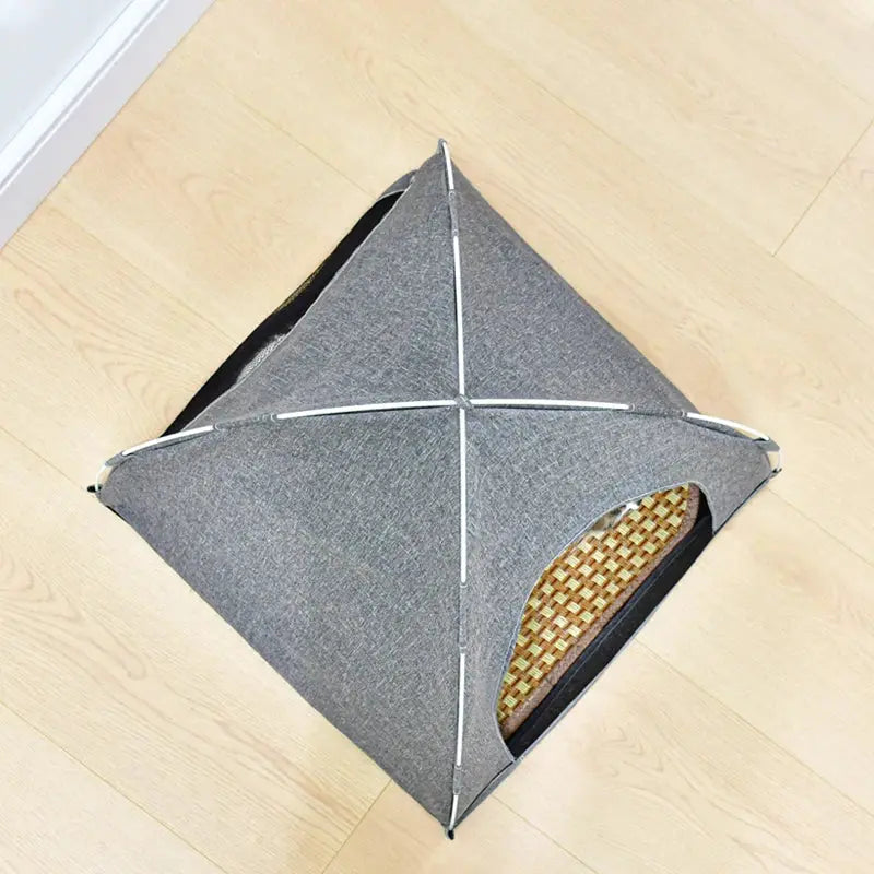 Gros plan sur un chat regardant depuis son panier tente intérieur