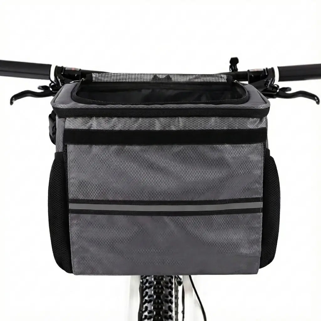 Vue de face du panier de vélo gris pour chat, solidement fixé sur le guidon d'un VTT.