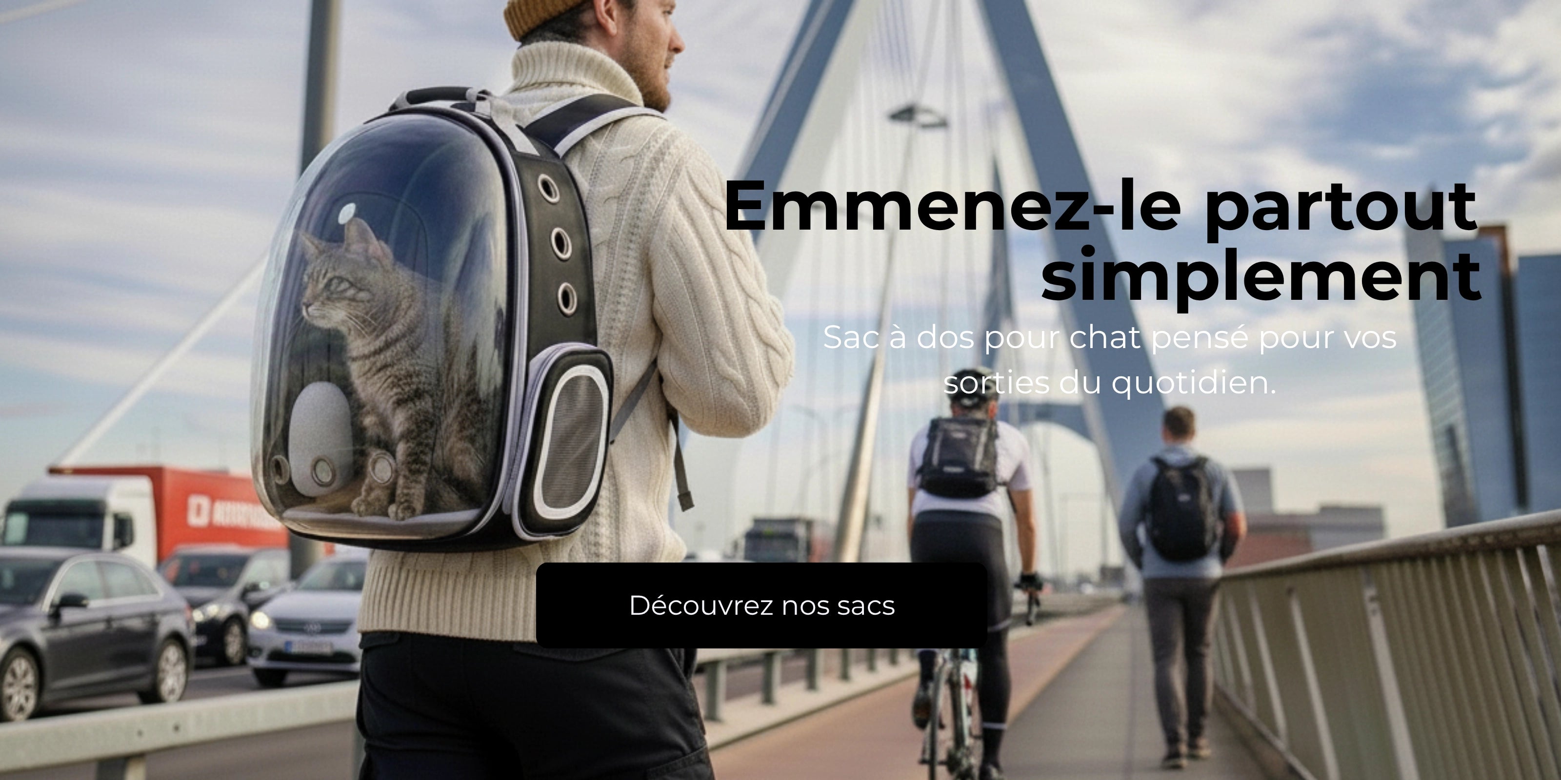 Homme marchant sur une passerelle avec un sac à dos de transport pour chat, lors d’une sortie en ville.
