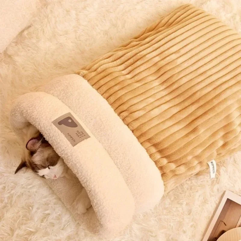 Chat allongé dans un sac de couchage beige pour chat, chaud et moelleux