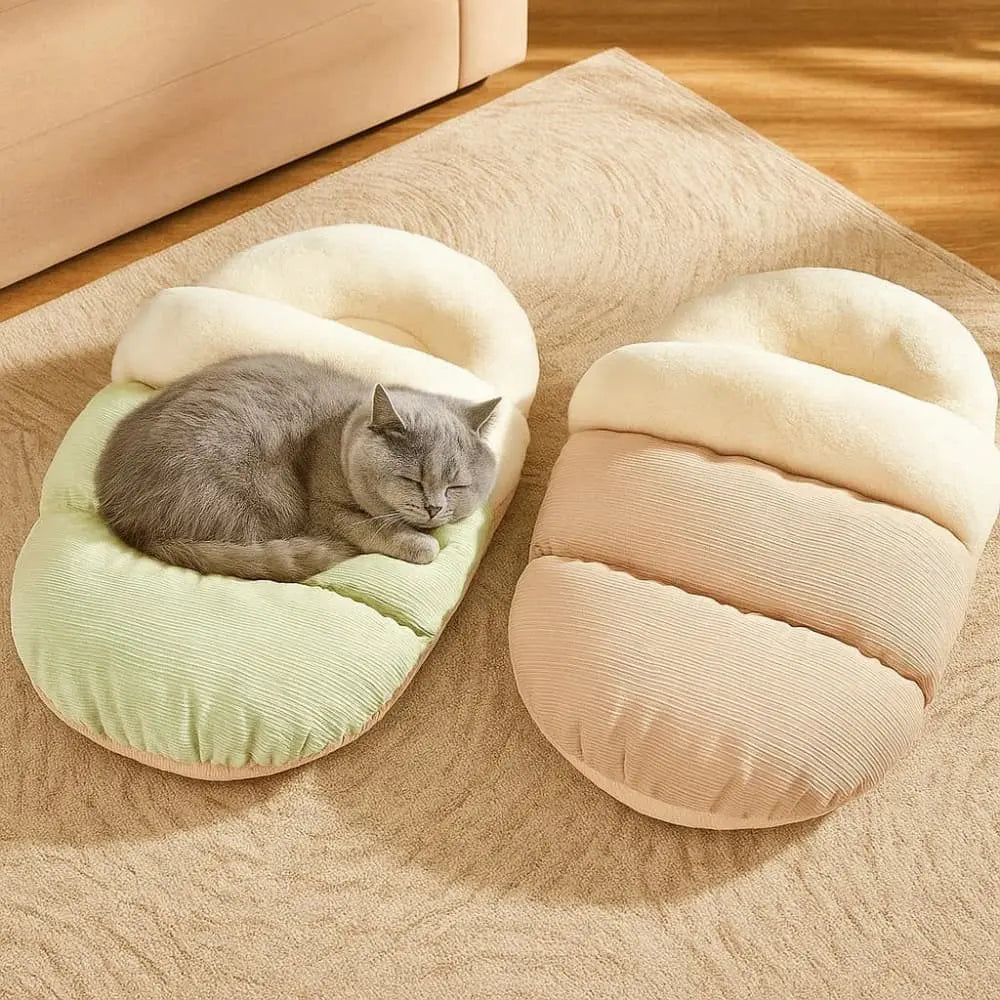 Deux chats reposant dans un sac de couchage beige pour chat, lit moelleux et chaud.