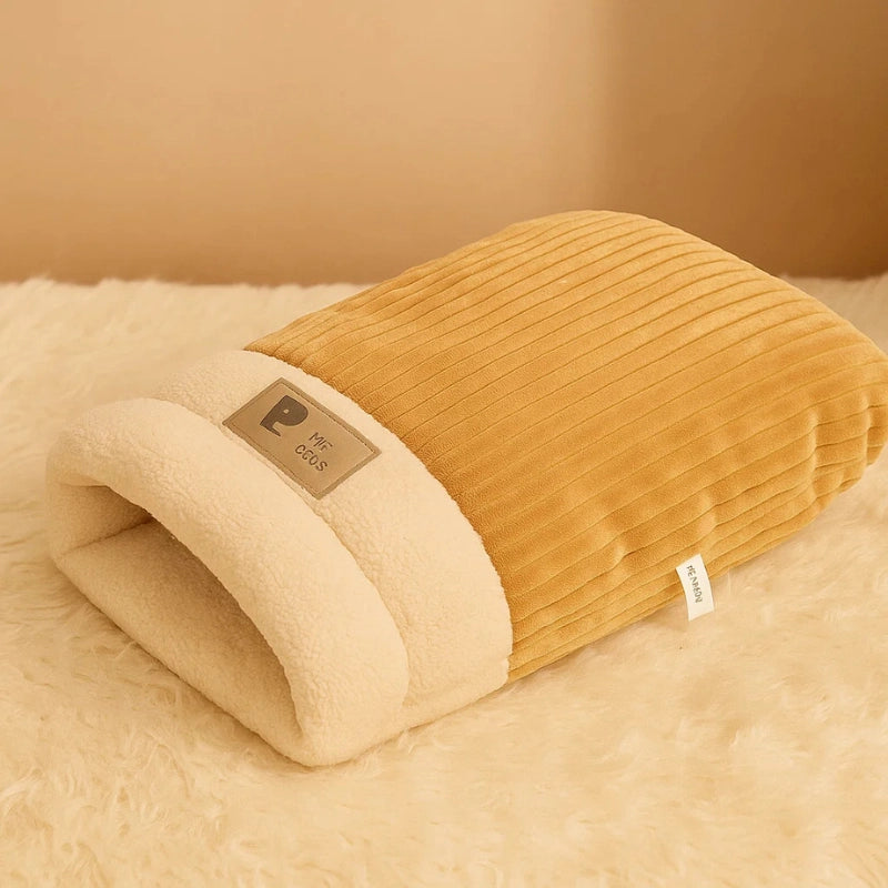 Sac de couchage pour chat en peluche beige, idéal pour le repos hivernal