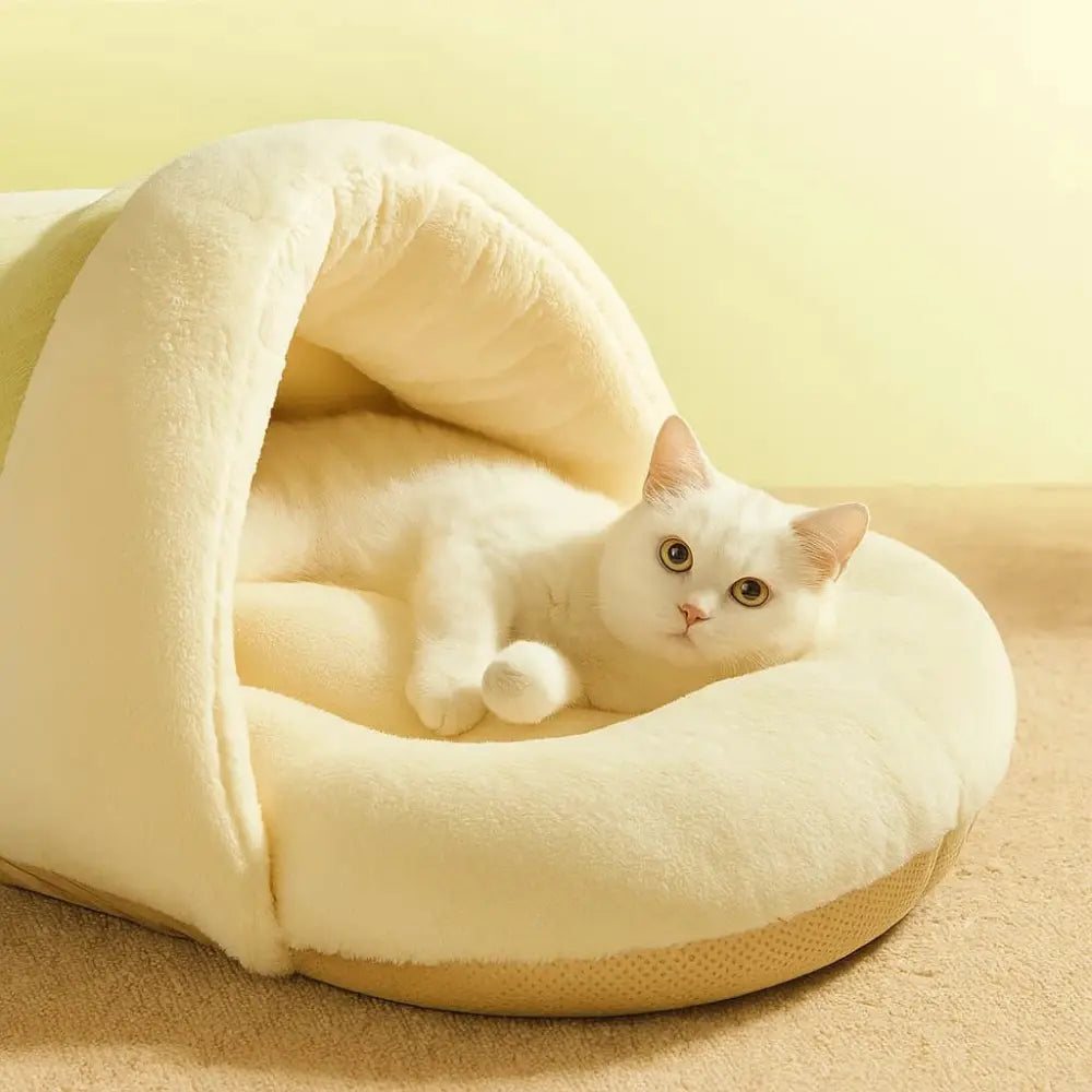 Sac de couchage pour chat beige avec ouverture semi-fermée, confortable et sécurisant.