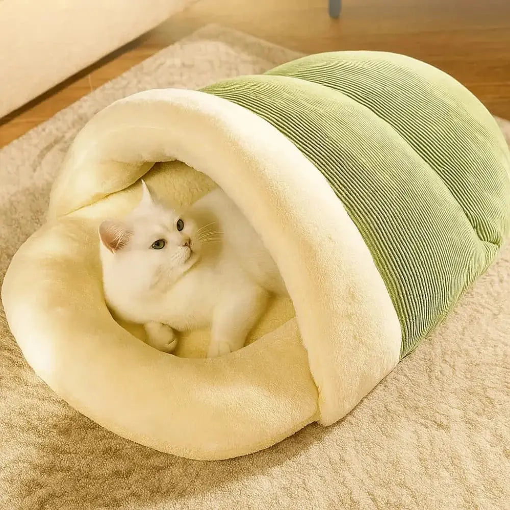 Sac de couchage cocooning vert et beige pour chat, en velours et coton doux, idéal pour la détente.