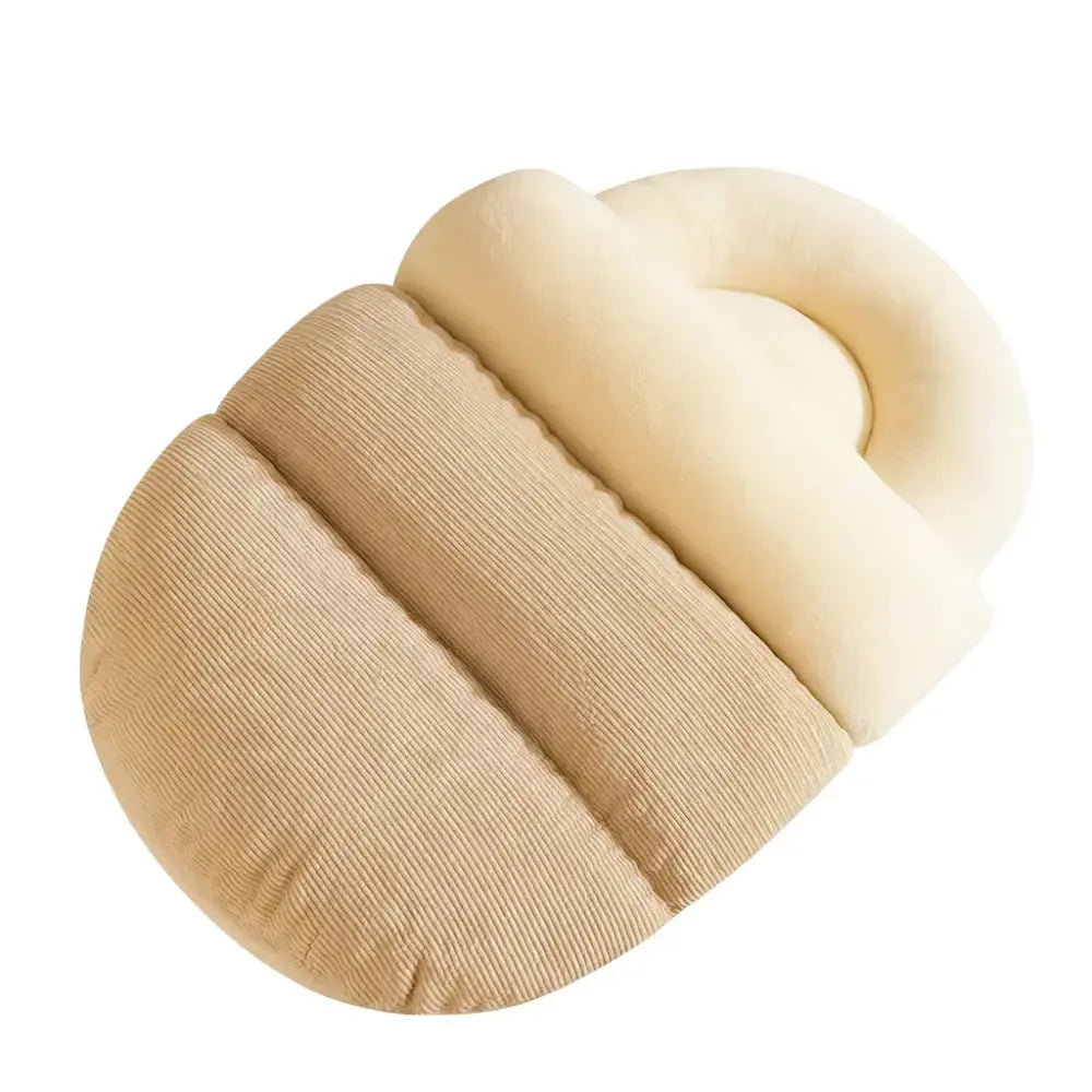 Sac de couchage pour chat beige en tissu doux, offrant un couchage chaud et moelleux pour le confort quotidien du chat.