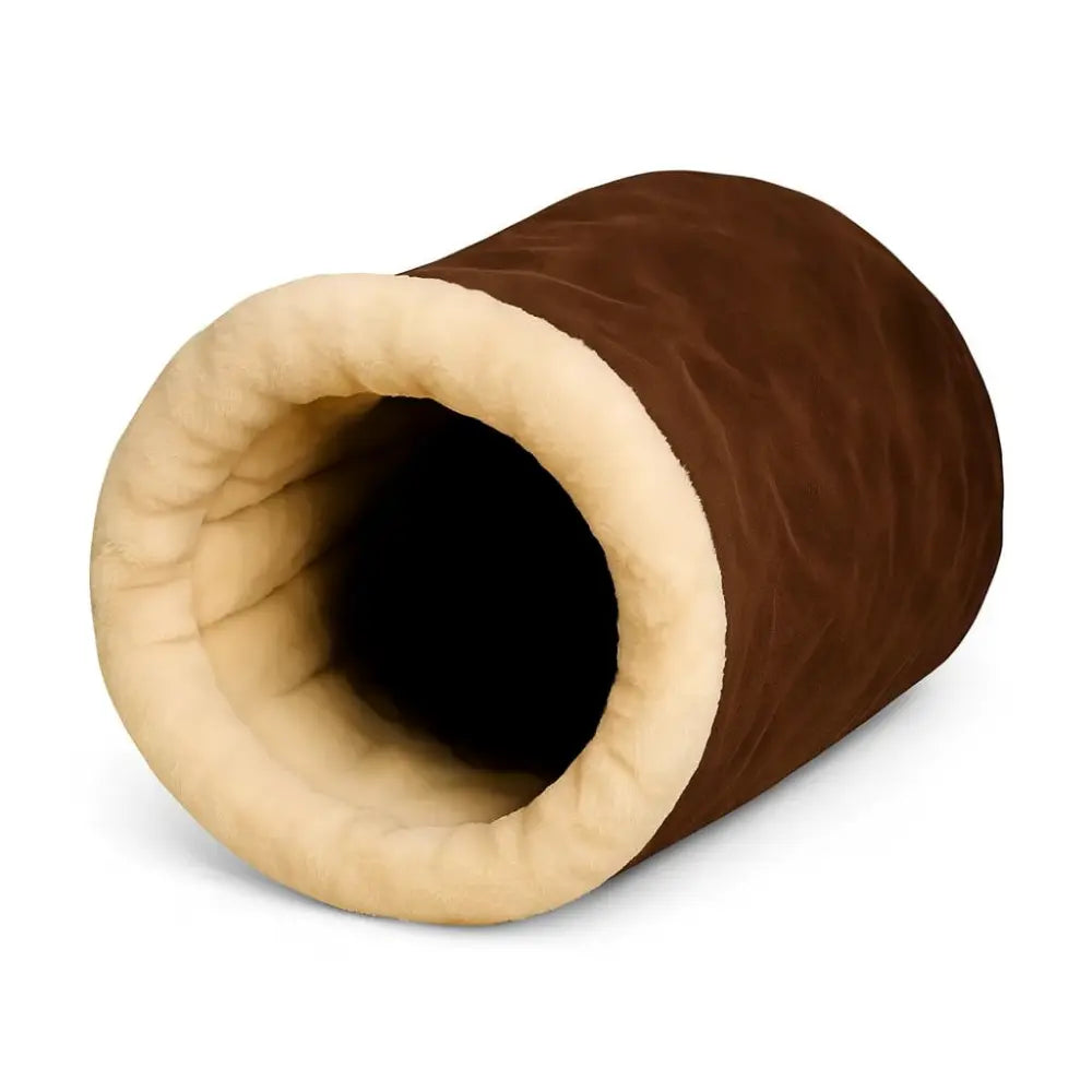 Sac de couchage pour chat en forme de tunnel marron avec intérieur doux beige, idéal pour offrir chaleur et intimité au chat.