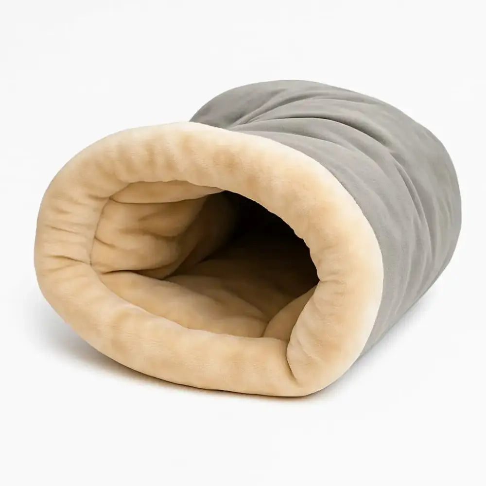 Chat dans un tunnel douillet gris, sac de couchage confortable pour chat.