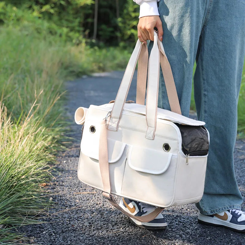 Sac de transport bandoulière blanc pour chat, porté à l’extérieur