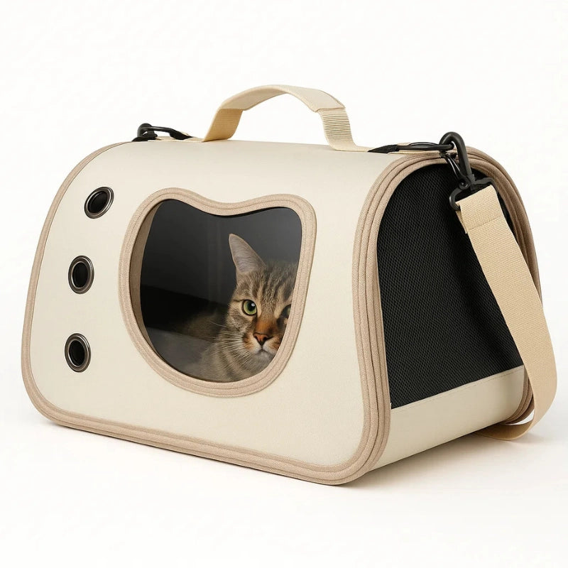 Chat installé à l’intérieur d’un sac beige avec côtés en maille et fenêtre frontale