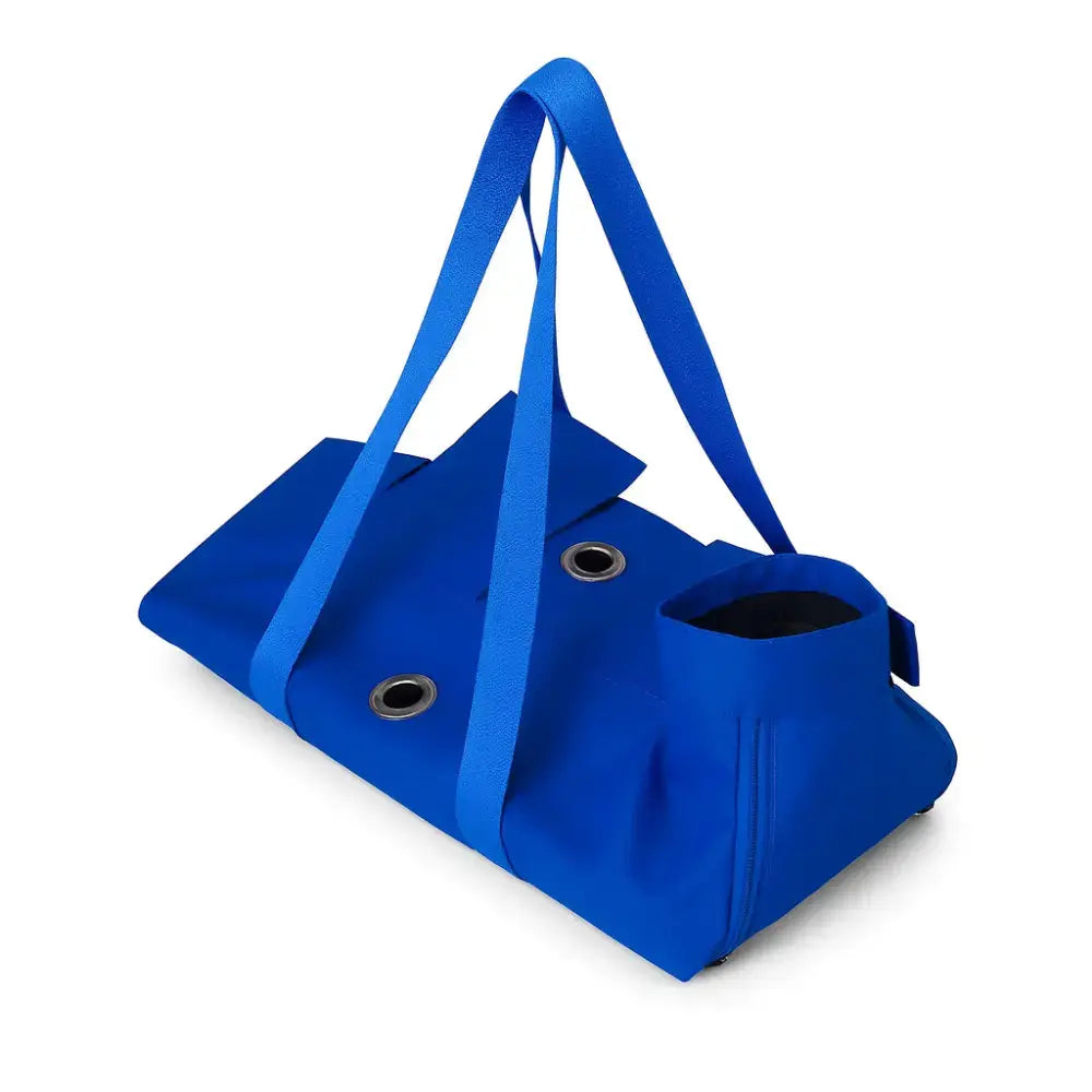 Sac de transport pour chat bleu en nylon respirant, utilisable à la main ou en sac ventral, avec ouvertures d’aération et design moderne.