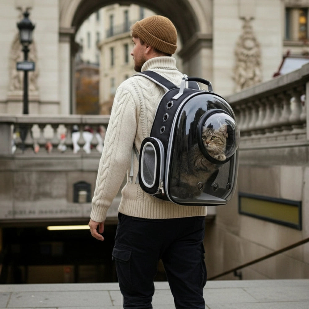 Homme en ville portant un sac à dos de transport pour chat avec hublot transparent.