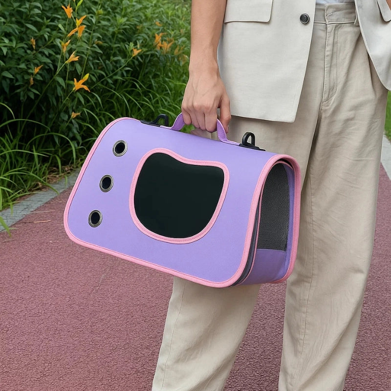 Sac pour chat violet porté à la main en extérieur