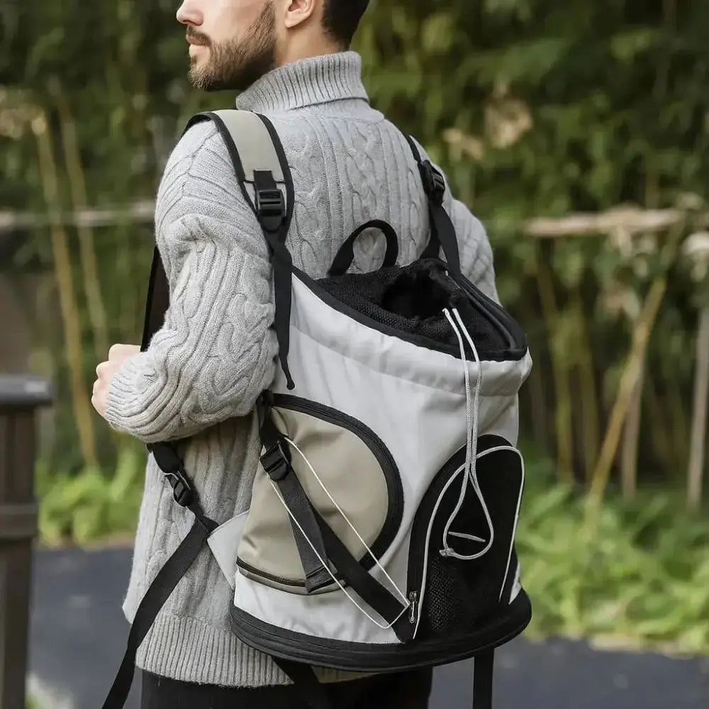 Sac ventral pour chat porté en extérieur, pratique pour promenade et déplacement.