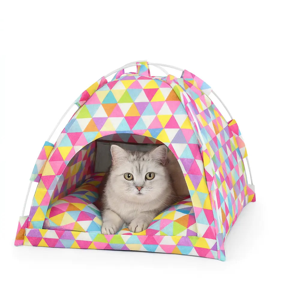 Tente pour chat multicolore avec coussin moelleux, design géométrique, idéale comme panier confortable pour l’intérieur ou l’extérieur.