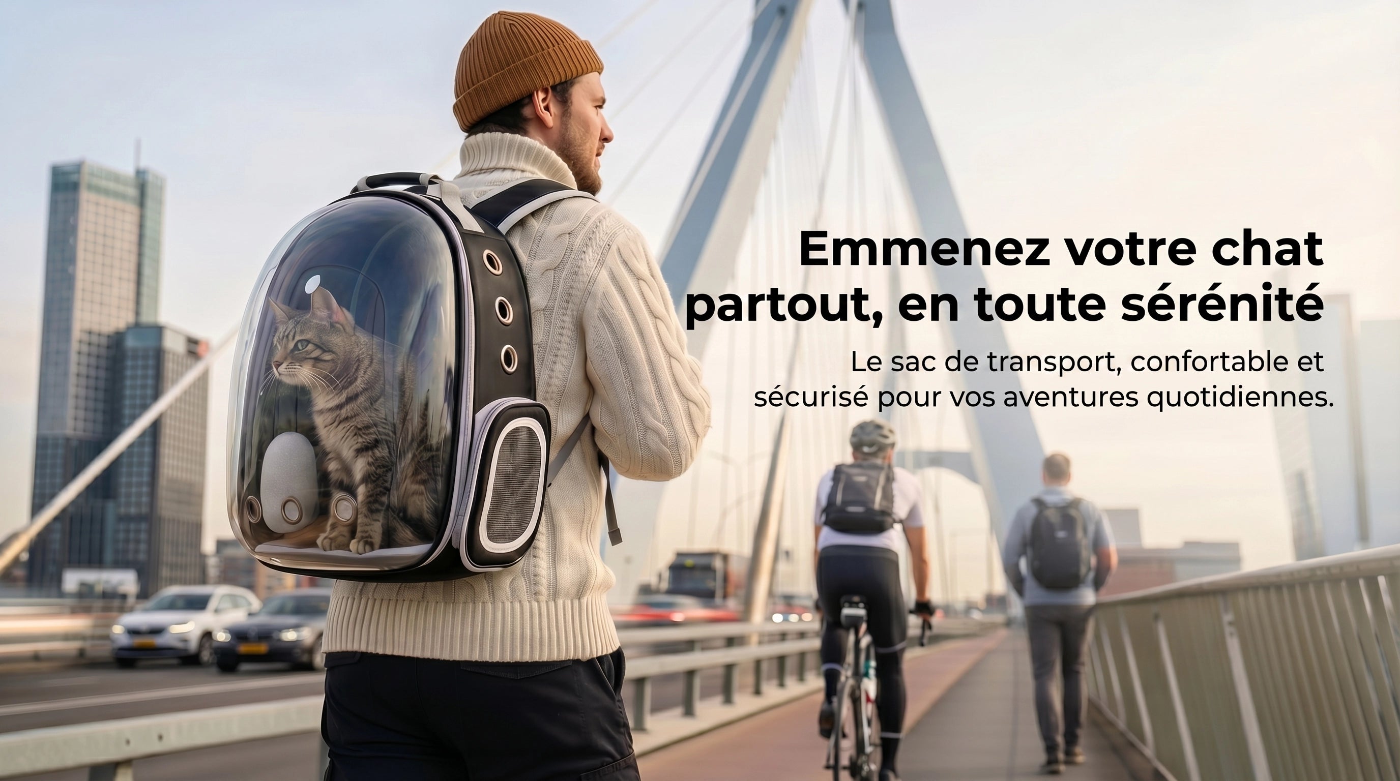homme-30-ans-avec-sac-a-dos-pour-chat-sur-un-pont-en-ville