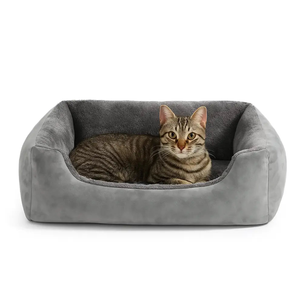 Panier pour chat confortable de couleur grise avec coussin moelleux, idéal pour offrir chaleur et bien-être à ton chat.