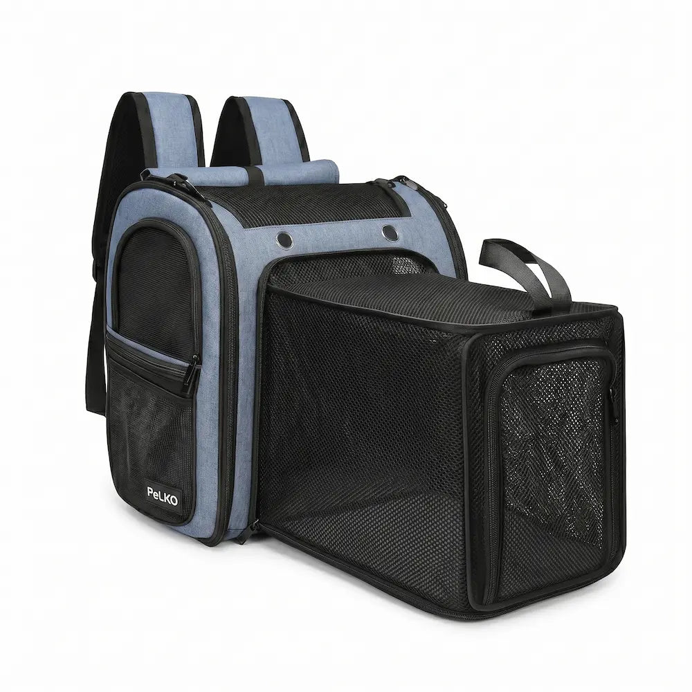 Sac à dos de transport extensible pour chat de couleur bleue, avec la section en filet latéral entièrement déployée.