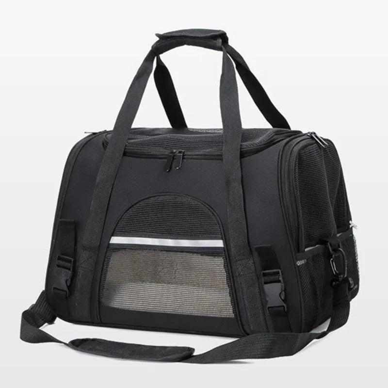Sac de transport pour chat de couleur noire unie avec panneaux de ventilation en filet.