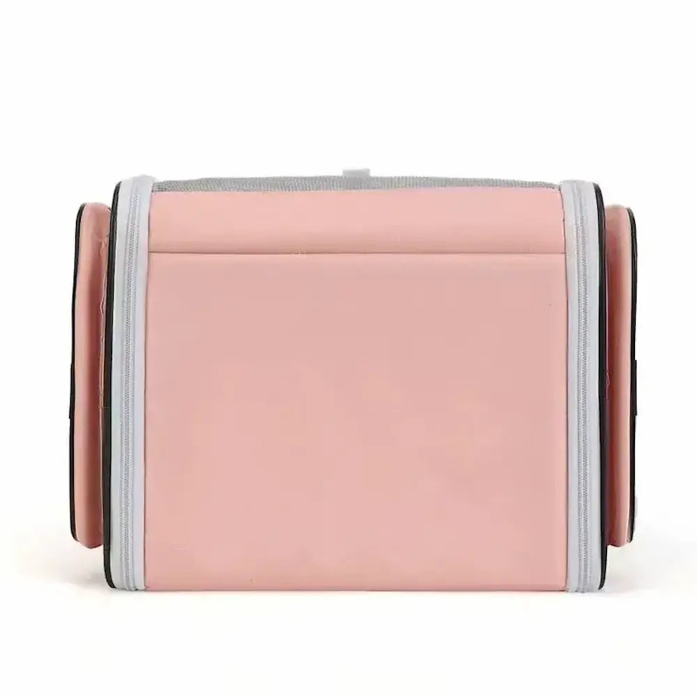 Vue extérieure d'un sac de transport rose pour chat, illustrant les panneaux en tissu opaque, les bordures zippées et la partie supérieure en maille.