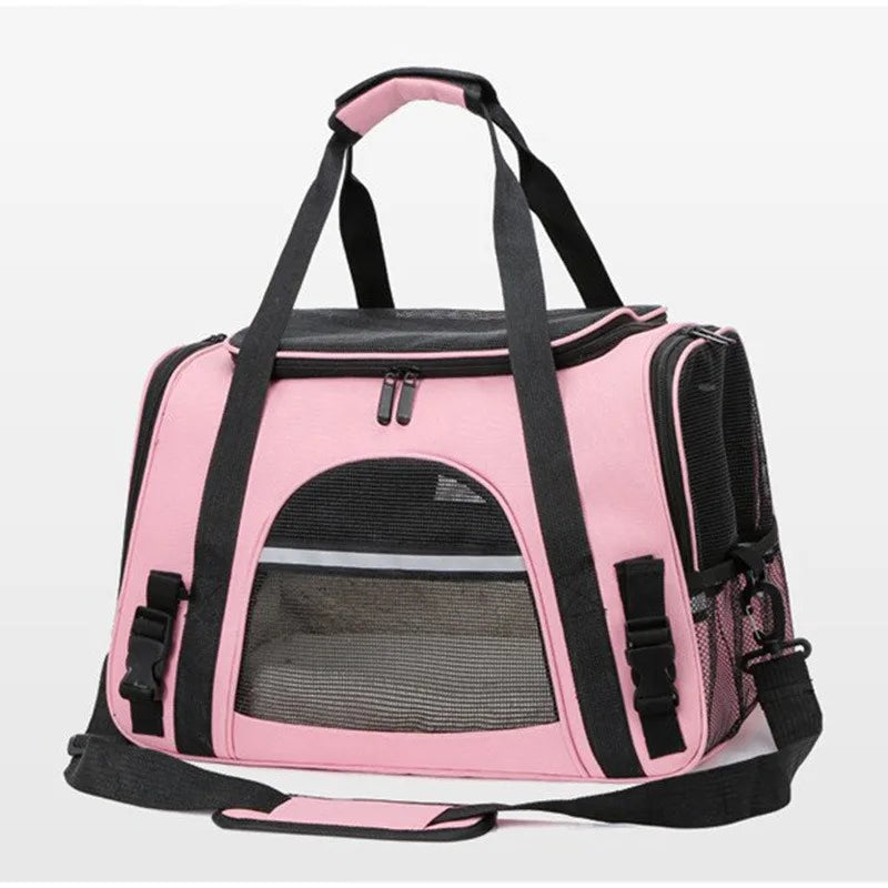 Sac de transport pour chat de couleur rose avec fermetures éclair noires et bandoulière de transport.