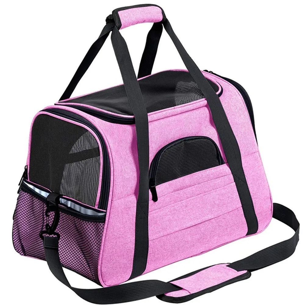 Sac de transport rose pour chat vu légèrement de côté, montrant la poche latérale et les attaches en plastique.